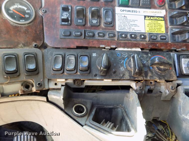 image for item DE1178 1999 Freightliner Century Class semi truck