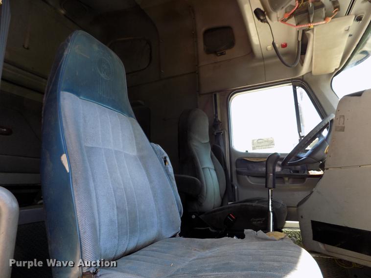 image for item DE1178 1999 Freightliner Century Class semi truck