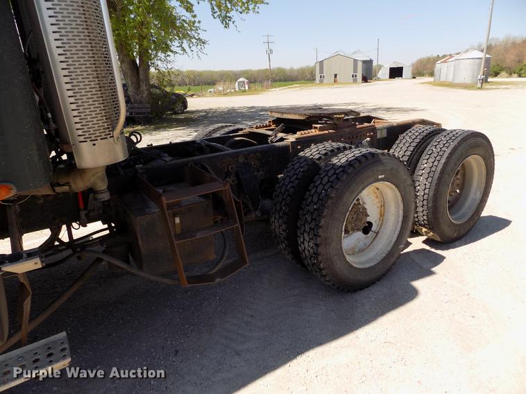 image for item DE1178 1999 Freightliner Century Class semi truck