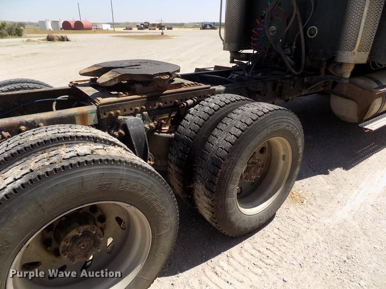 image for item DE1178 1999 Freightliner Century Class semi truck