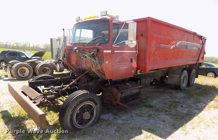 image for item DE1182 1990 Ford L8000 grain truck