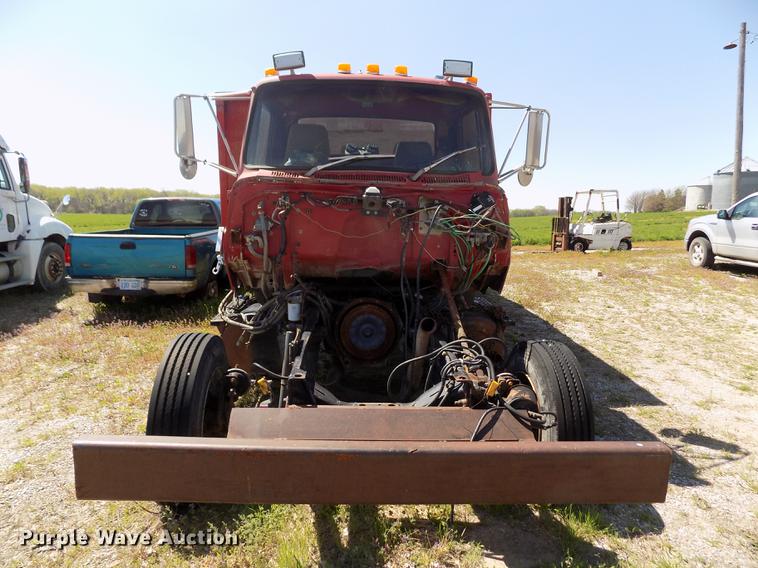 image for item DE1182 1990 Ford L8000 grain truck