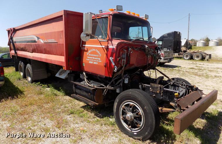 image for item DE1182 1990 Ford L8000 grain truck