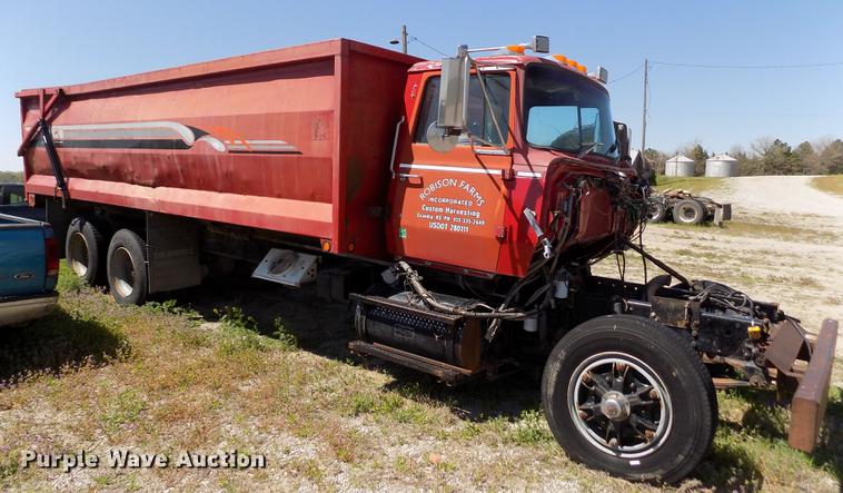image for item DE1182 1990 Ford L8000 grain truck