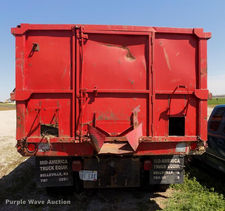 image for item DE1182 1990 Ford L8000 grain truck