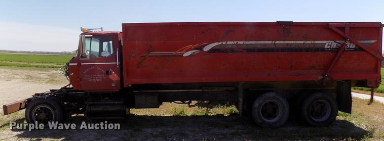 image for item DE1182 1990 Ford L8000 grain truck