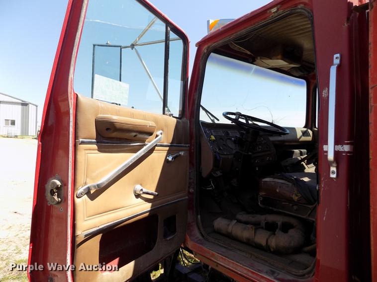 image for item DE1182 1990 Ford L8000 grain truck