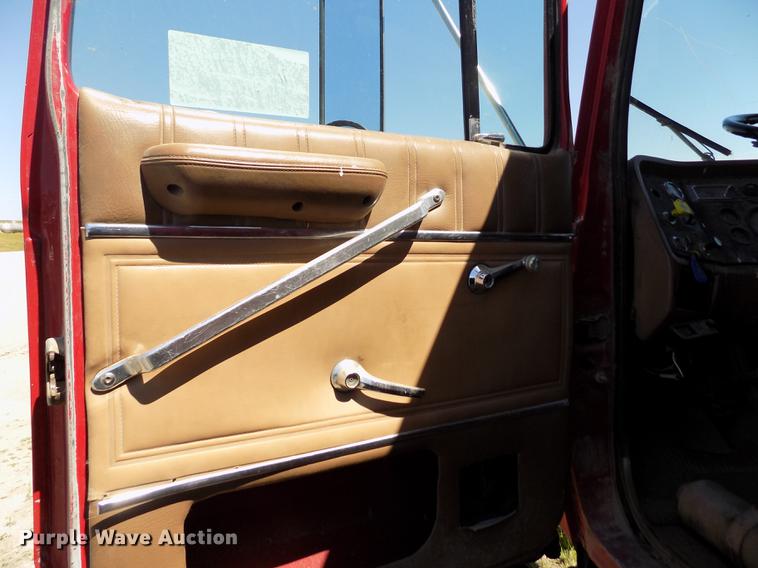 image for item DE1182 1990 Ford L8000 grain truck