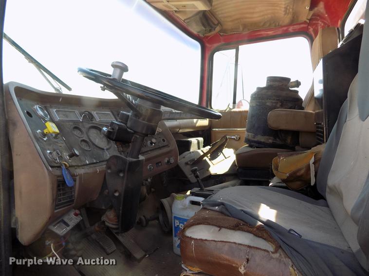 image for item DE1182 1990 Ford L8000 grain truck