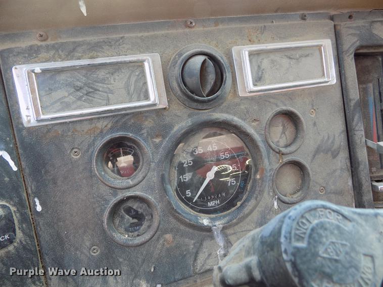 image for item DE1182 1990 Ford L8000 grain truck