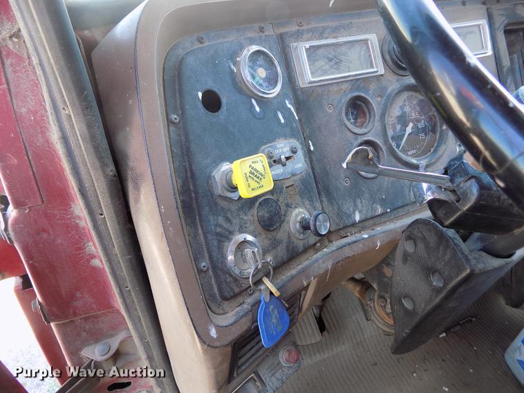 image for item DE1182 1990 Ford L8000 grain truck