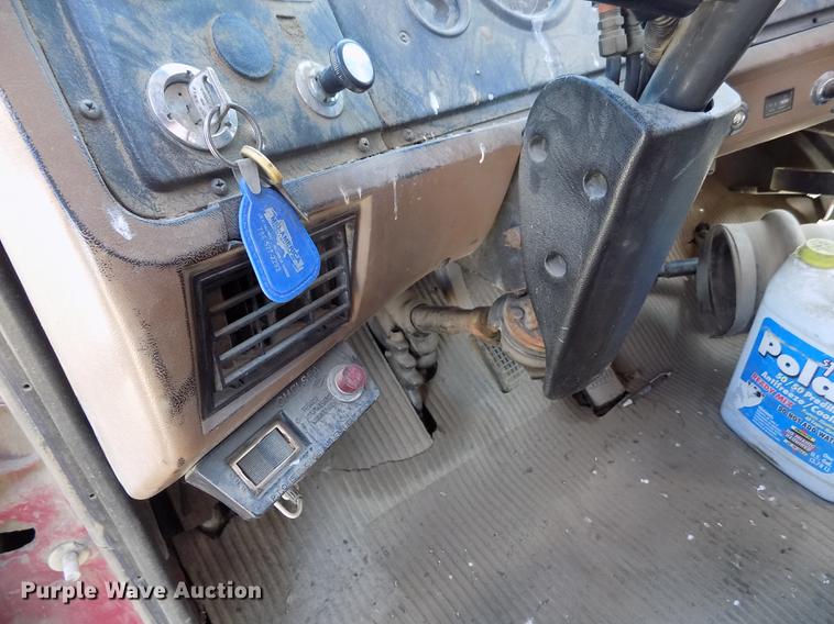 image for item DE1182 1990 Ford L8000 grain truck