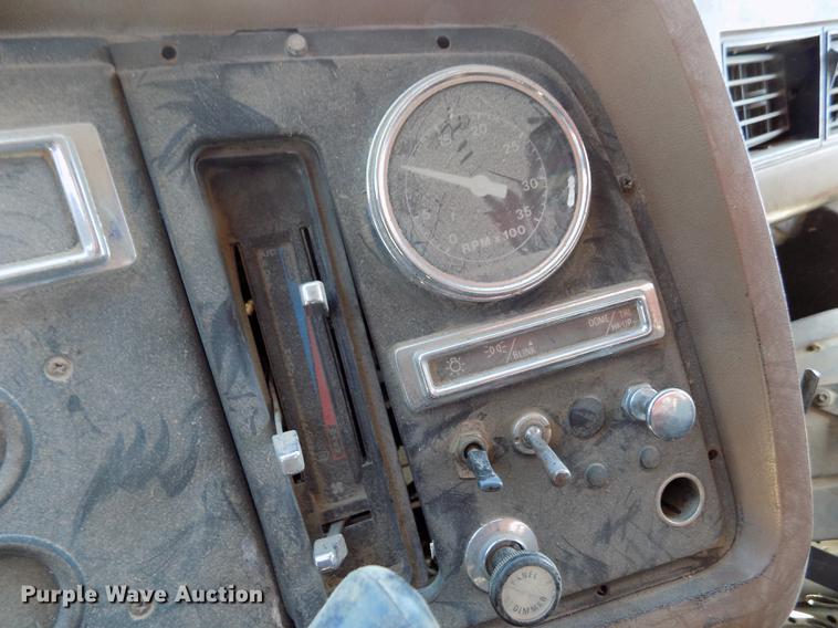 image for item DE1182 1990 Ford L8000 grain truck