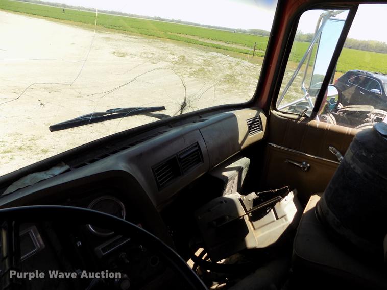 image for item DE1182 1990 Ford L8000 grain truck