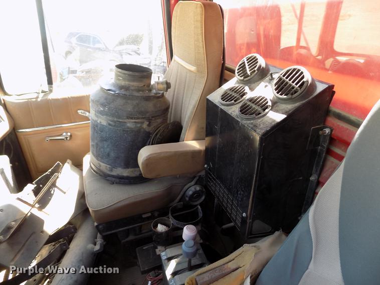 image for item DE1182 1990 Ford L8000 grain truck