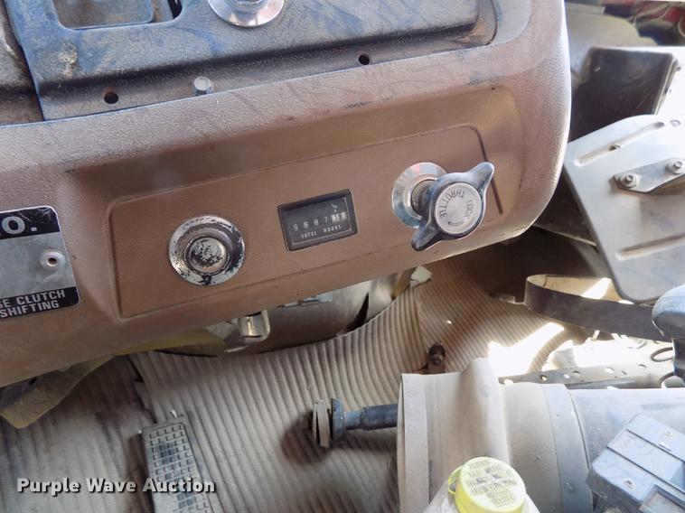 image for item DE1182 1990 Ford L8000 grain truck