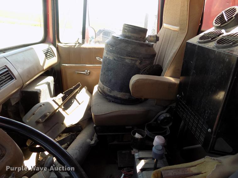 image for item DE1182 1990 Ford L8000 grain truck