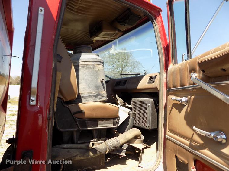 image for item DE1182 1990 Ford L8000 grain truck