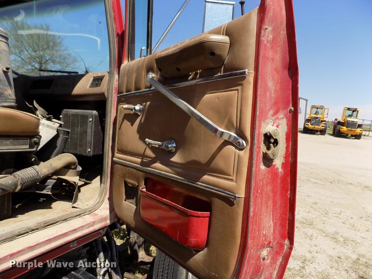 image for item DE1182 1990 Ford L8000 grain truck