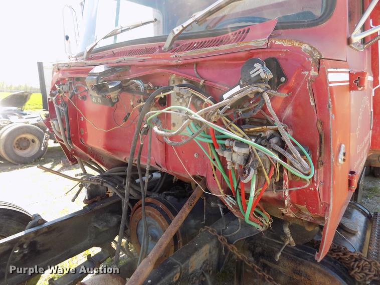 image for item DE1182 1990 Ford L8000 grain truck