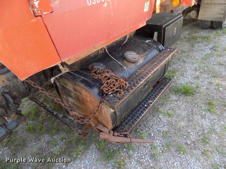 image for item DE1182 1990 Ford L8000 grain truck