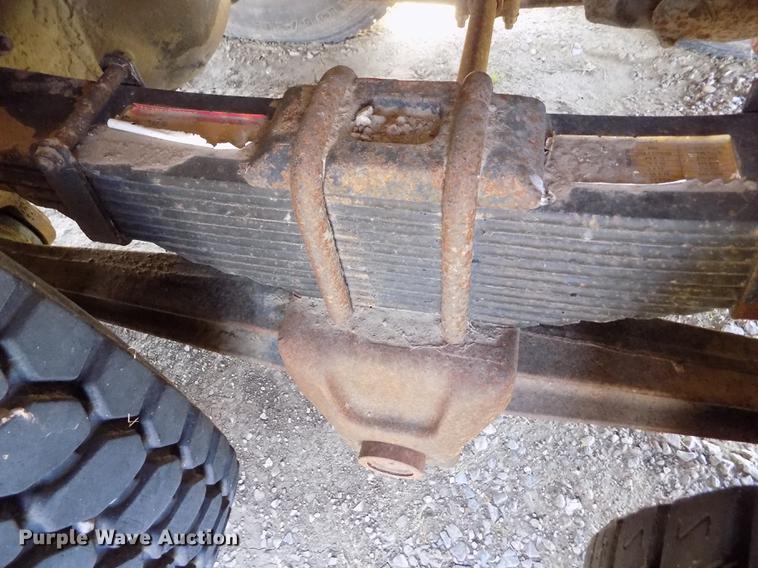 image for item DE1182 1990 Ford L8000 grain truck