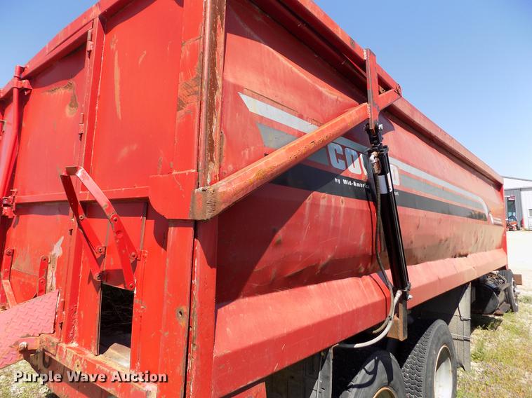 image for item DE1182 1990 Ford L8000 grain truck