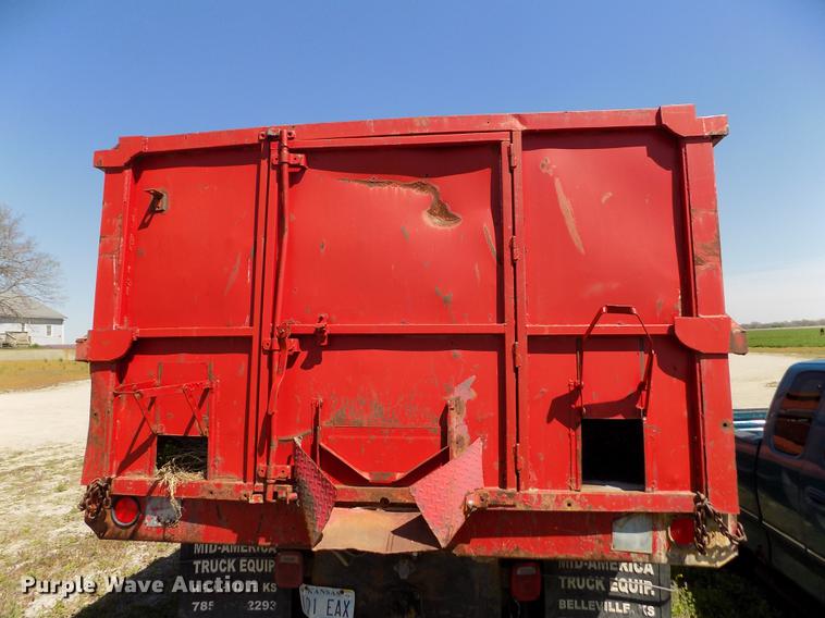 image for item DE1182 1990 Ford L8000 grain truck