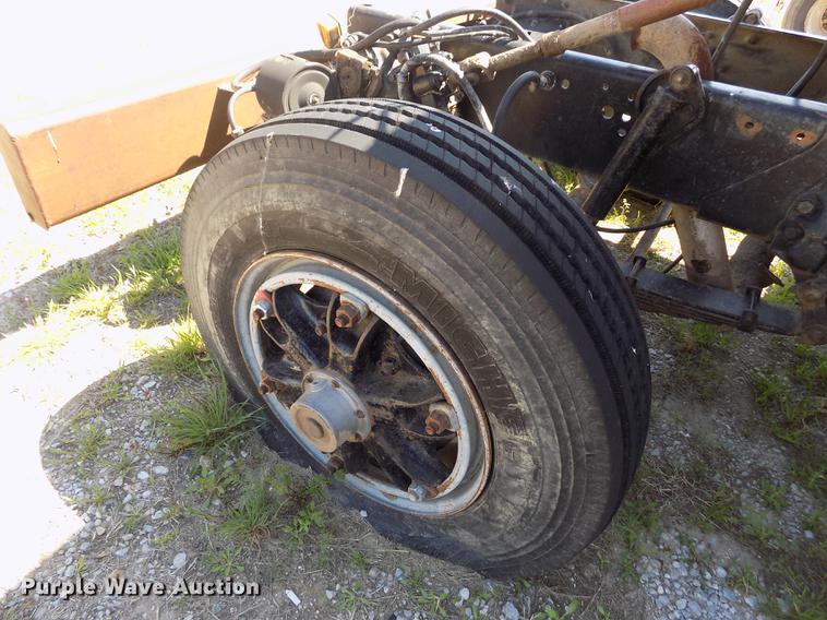 image for item DE1182 1990 Ford L8000 grain truck