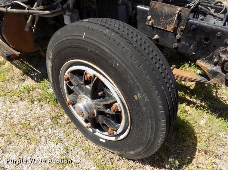 image for item DE1182 1990 Ford L8000 grain truck