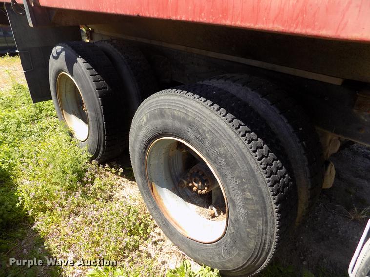 image for item DE1182 1990 Ford L8000 grain truck