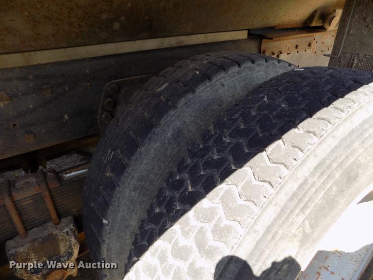 image for item DE1182 1990 Ford L8000 grain truck