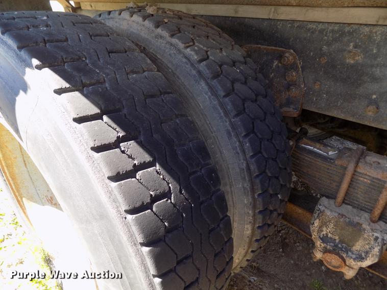 image for item DE1182 1990 Ford L8000 grain truck