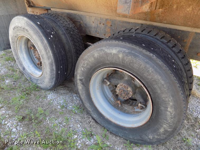 image for item DE1182 1990 Ford L8000 grain truck