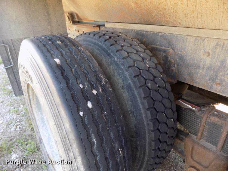 image for item DE1182 1990 Ford L8000 grain truck