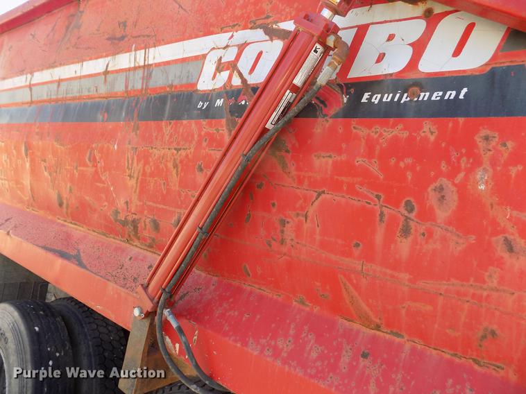 image for item DE1182 1990 Ford L8000 grain truck