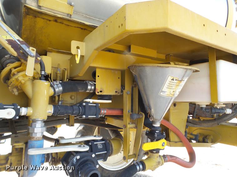 image for item DE1376 2001 Ag-Chem RoGator 854 sprayer