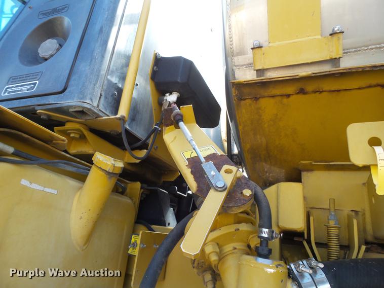 image for item DE1376 2001 Ag-Chem RoGator 854 sprayer