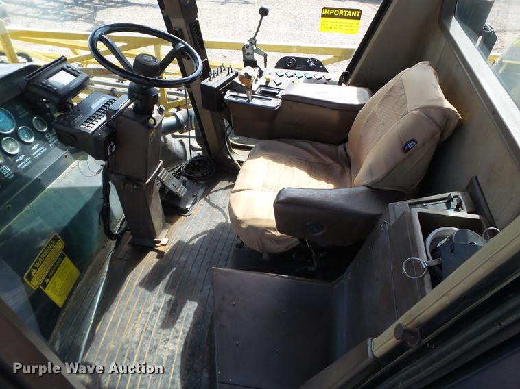 image for item DE1376 2001 Ag-Chem RoGator 854 sprayer