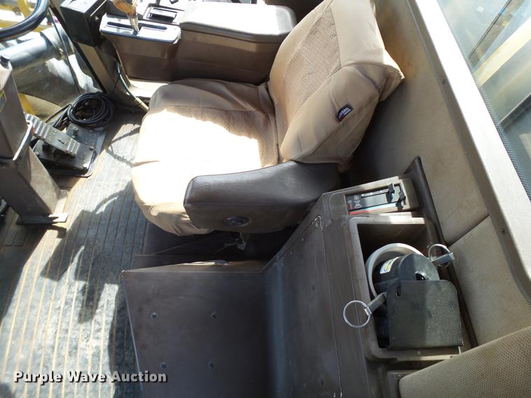 image for item DE1376 2001 Ag-Chem RoGator 854 sprayer