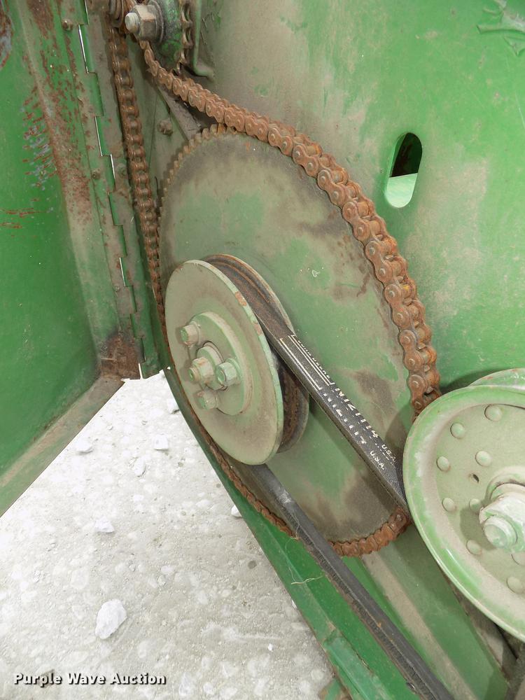 image for item DE7668 1980 John Deere 2280 windrower
