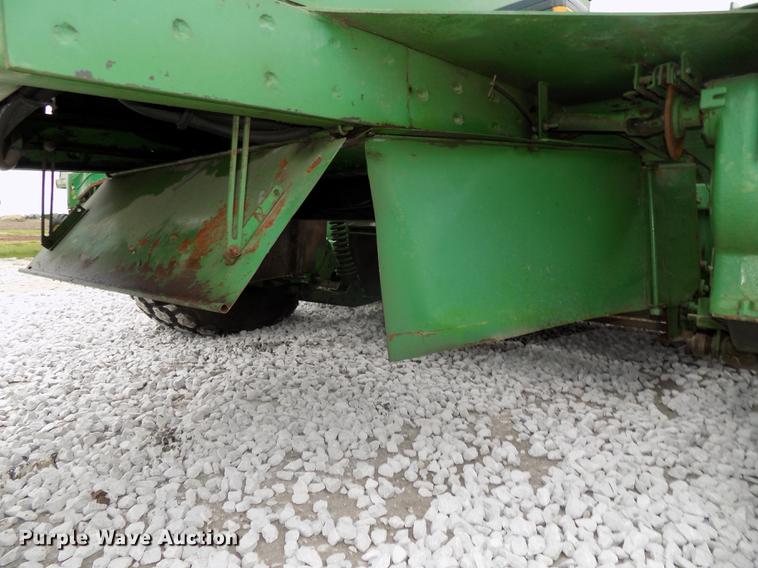 image for item DE7668 1980 John Deere 2280 windrower