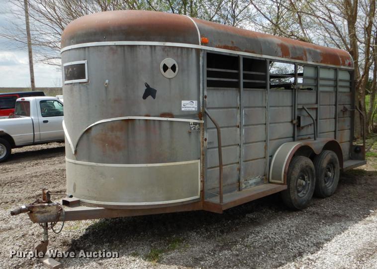 image for item DE8334 1987 WW livestock trailer