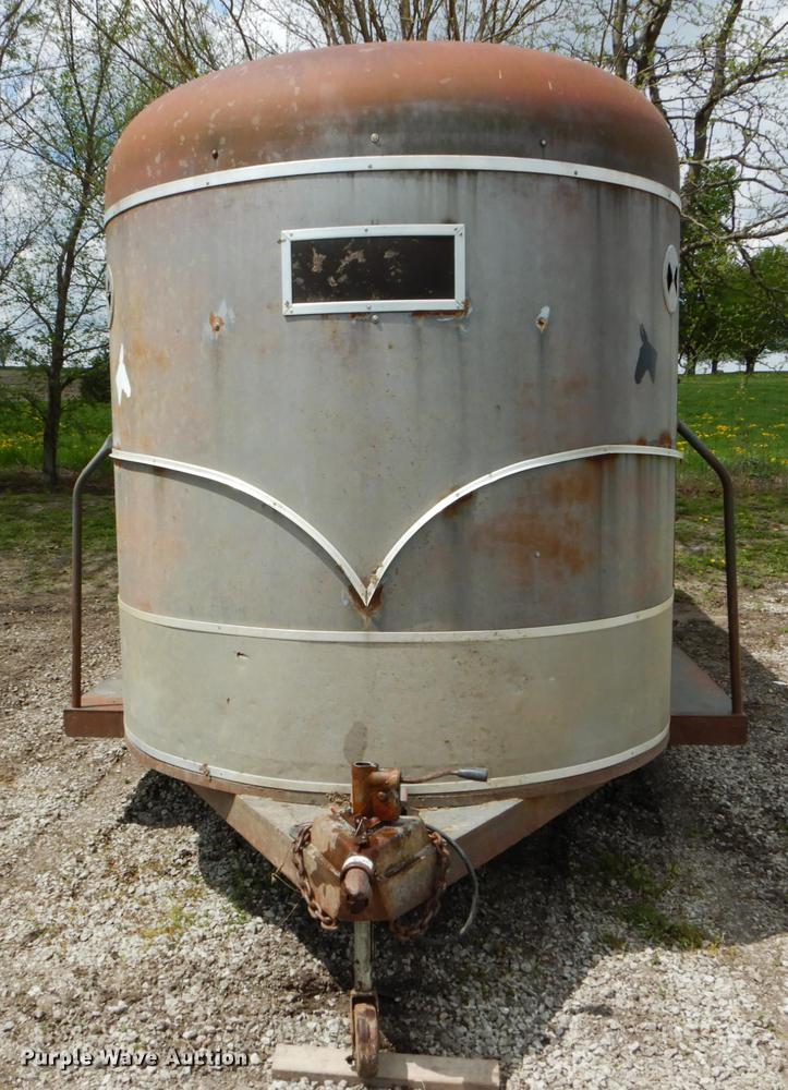 image for item DE8334 1987 WW livestock trailer