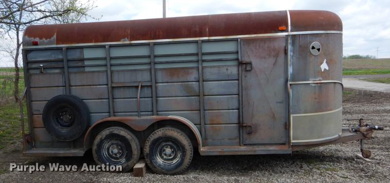 image for item DE8334 1987 WW livestock trailer