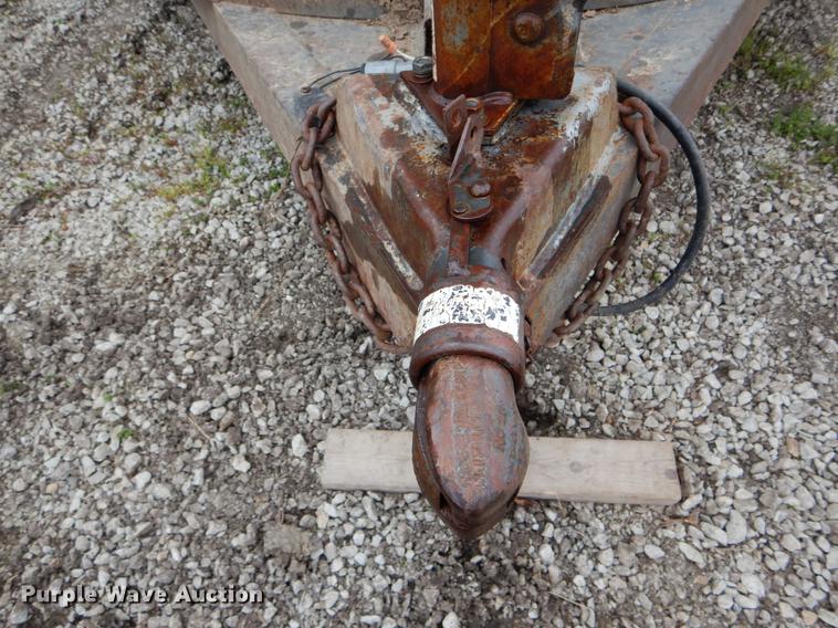 image for item DE8334 1987 WW livestock trailer