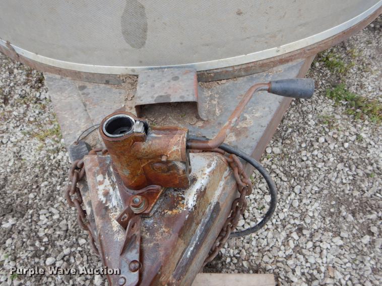 image for item DE8334 1987 WW livestock trailer