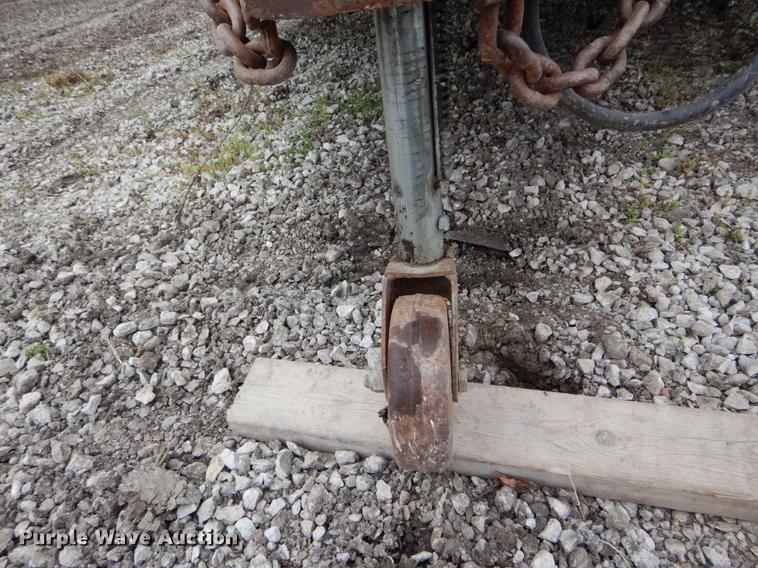 image for item DE8334 1987 WW livestock trailer