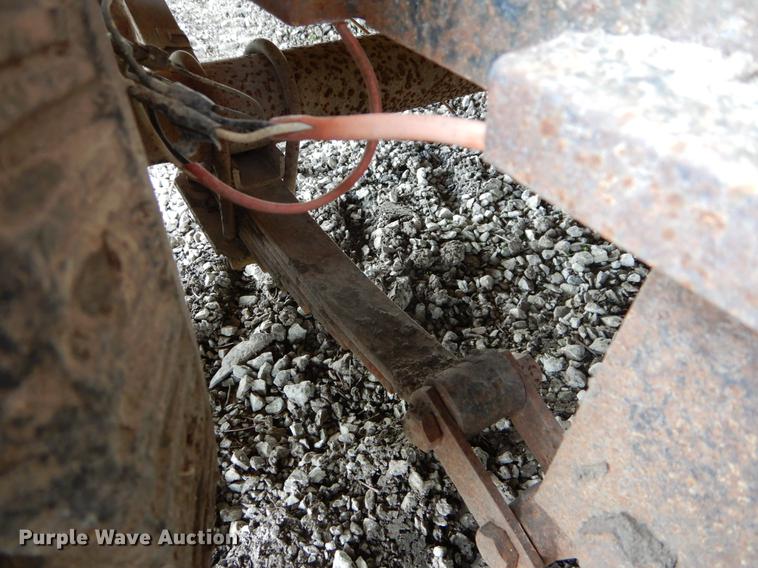 image for item DE8334 1987 WW livestock trailer