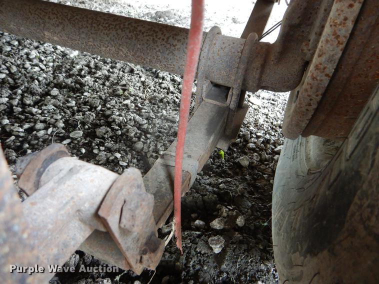 image for item DE8334 1987 WW livestock trailer